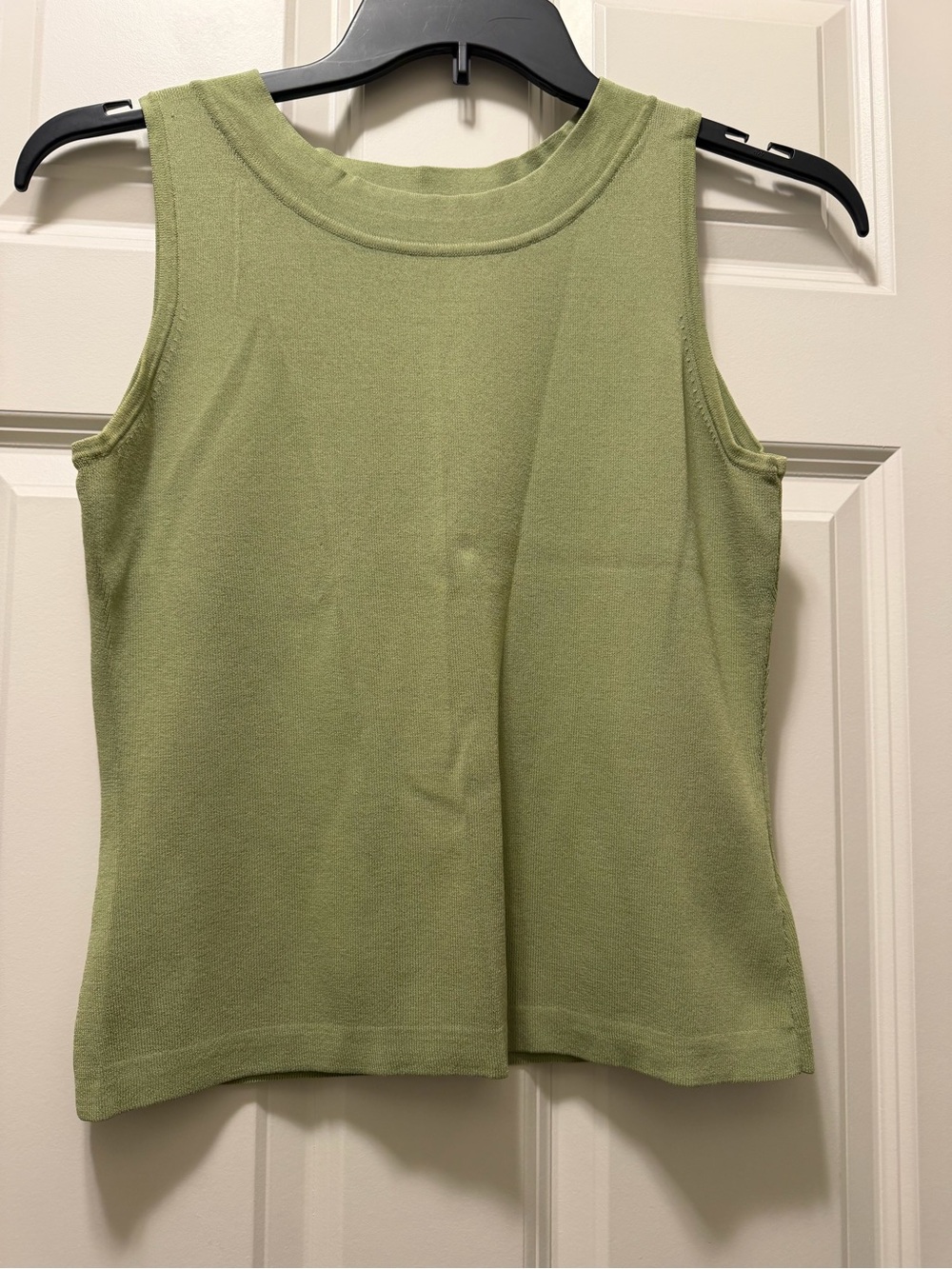 Pre-Loved women’s dress barn sleeveless sweater. Size M.